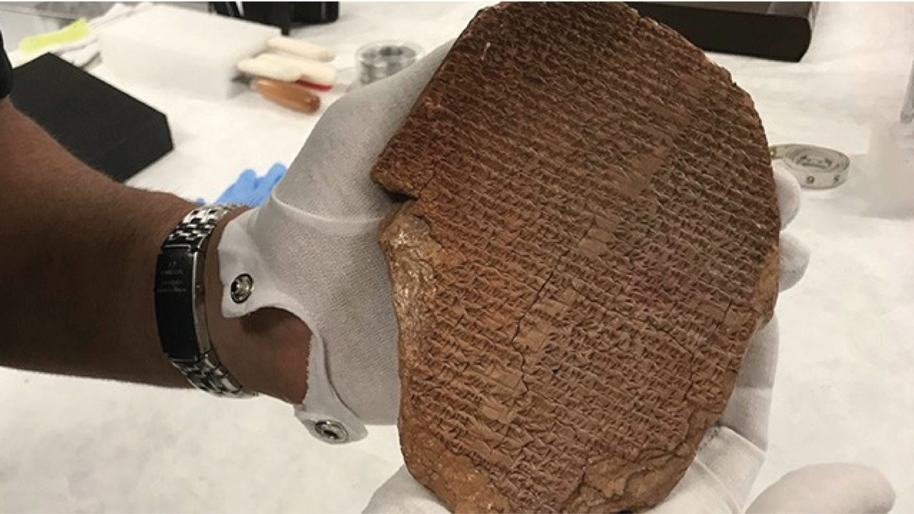La tabla de Gilgamesh, pieza de 3,500 años robada en 1991, vuelve a Irak