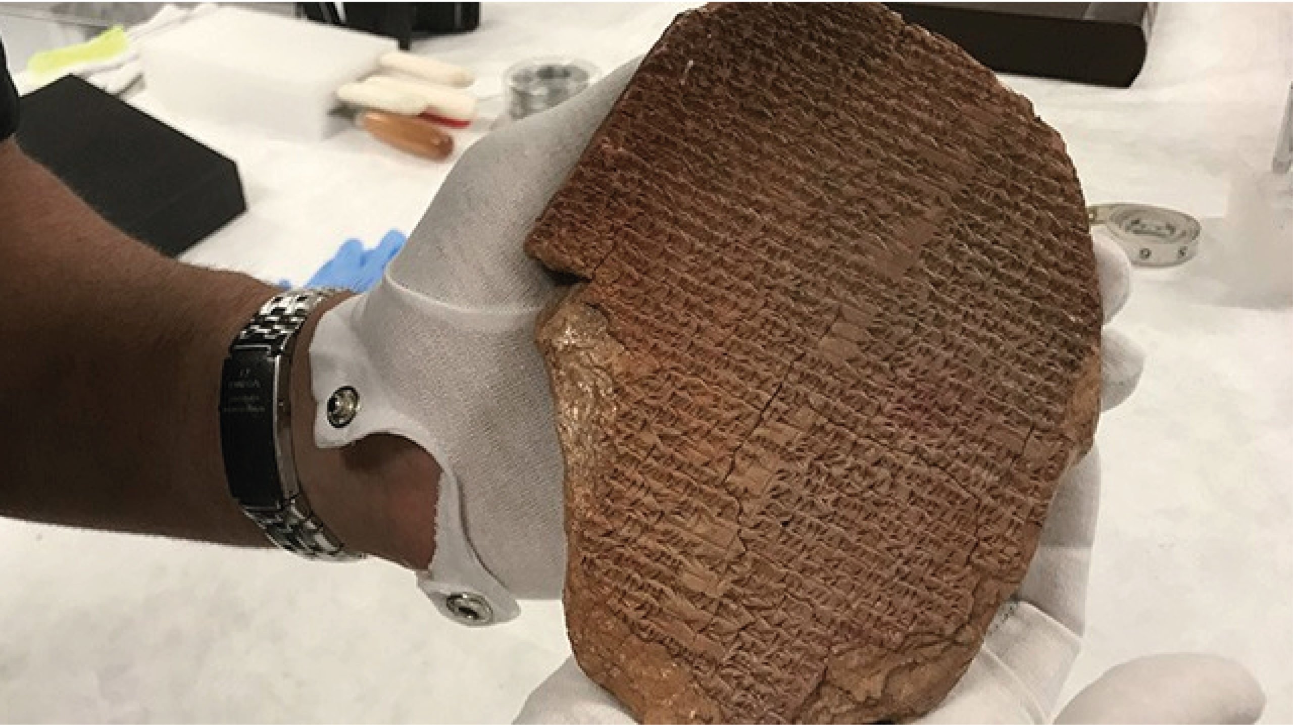 La tabla de Gilgamesh, pieza de 3,500 años robada en 1991, vuelve a Irak