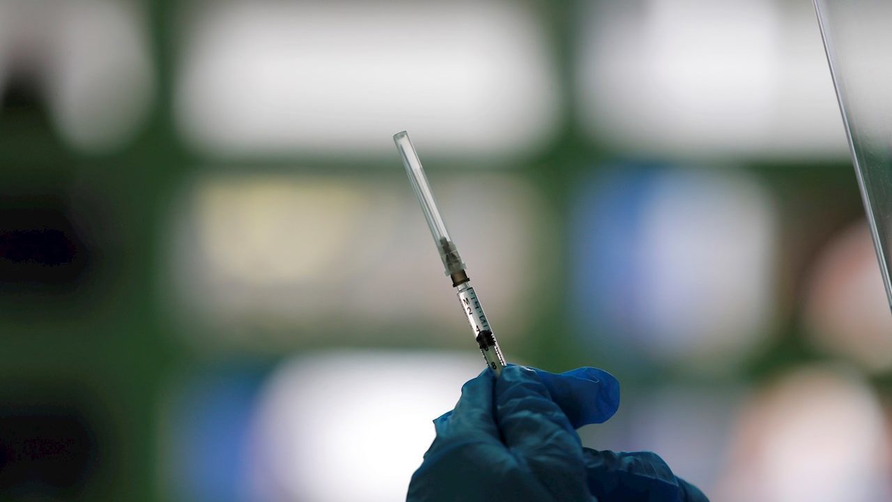 Europa inicia revisión de vacuna contra Covid-19 de Pfizer adaptada a variantes