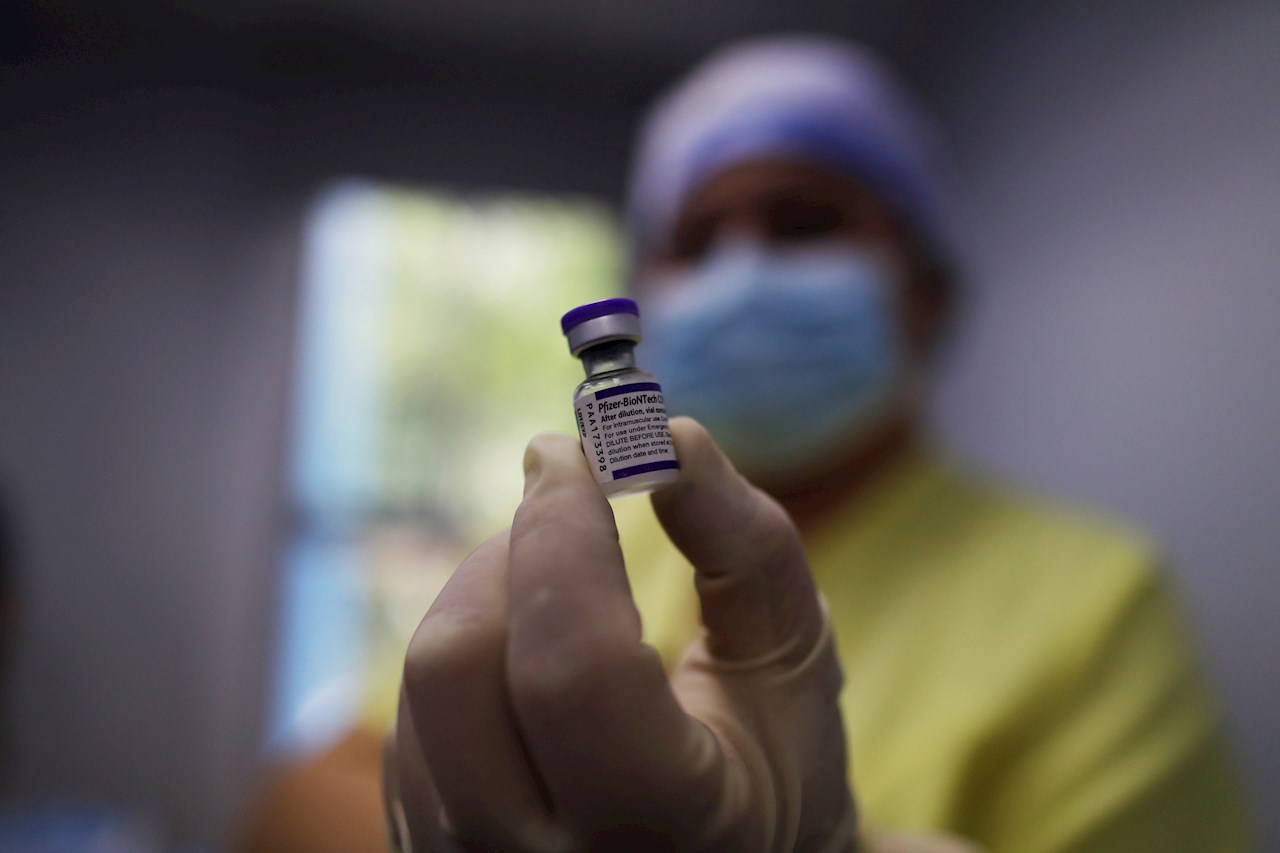 Vacunas de refuerzo evitan en 80% que Ómicron provoque casos graves de Covid: OMS
