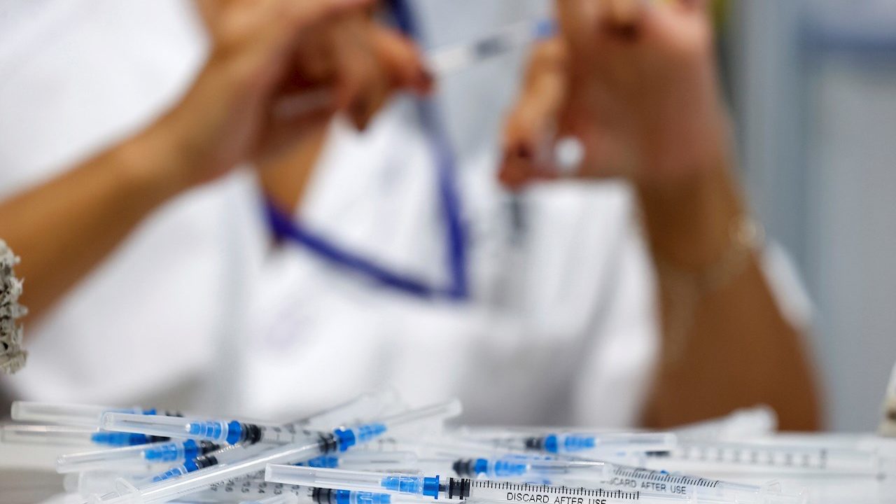 Combinar vacunas Sinovac y Pfizer es seguro, concluye estudio médico