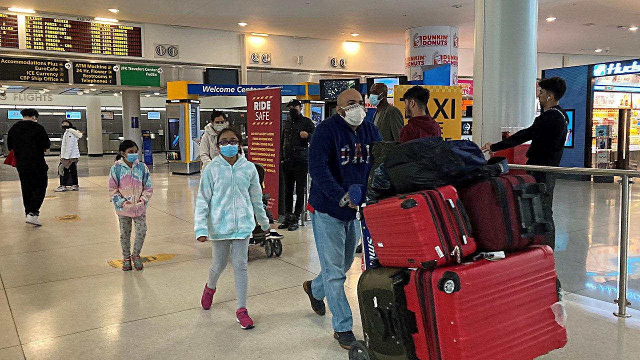 EU sopesa nuevas normas por Covid para viajeros de China: funcionarios