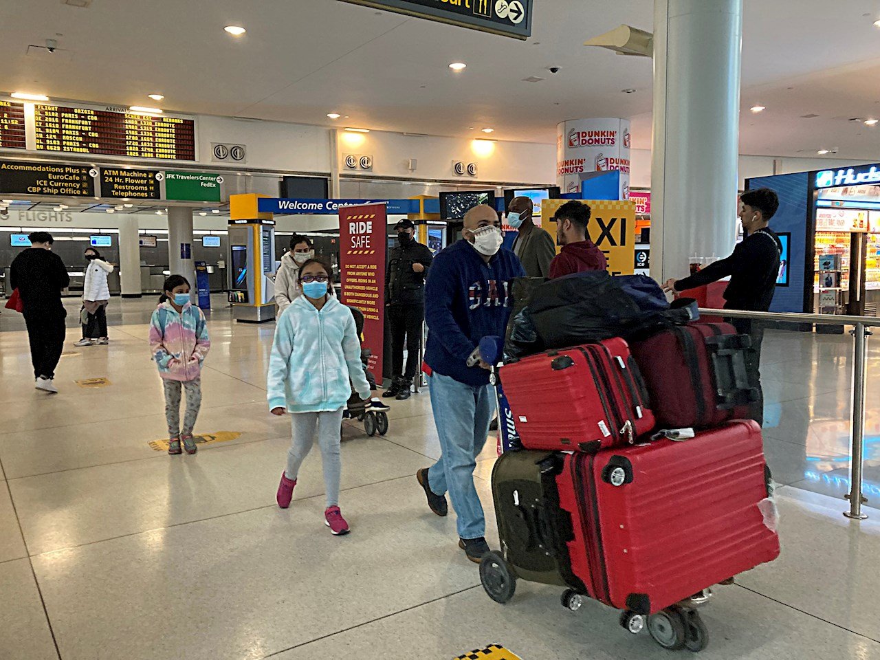 EU sopesa nuevas normas por Covid para viajeros de China: funcionarios