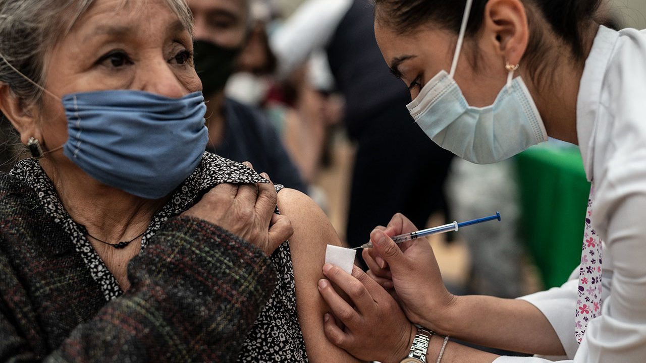 En estas 7 alcaldías de CDMX se aplicará la dosis de refuerzo a adultos mayores la próxima semana