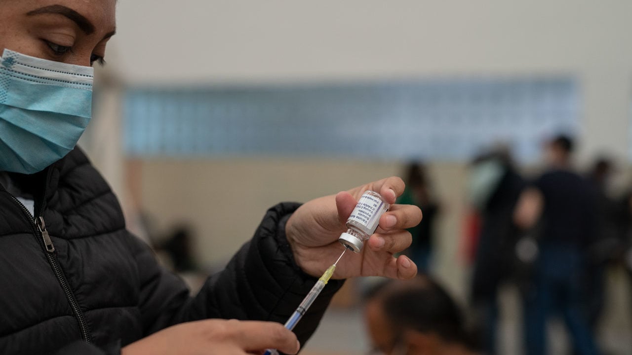 14 de febrero inicia vacunación de refuerzo en personas de 30 a 39 años en CDMX