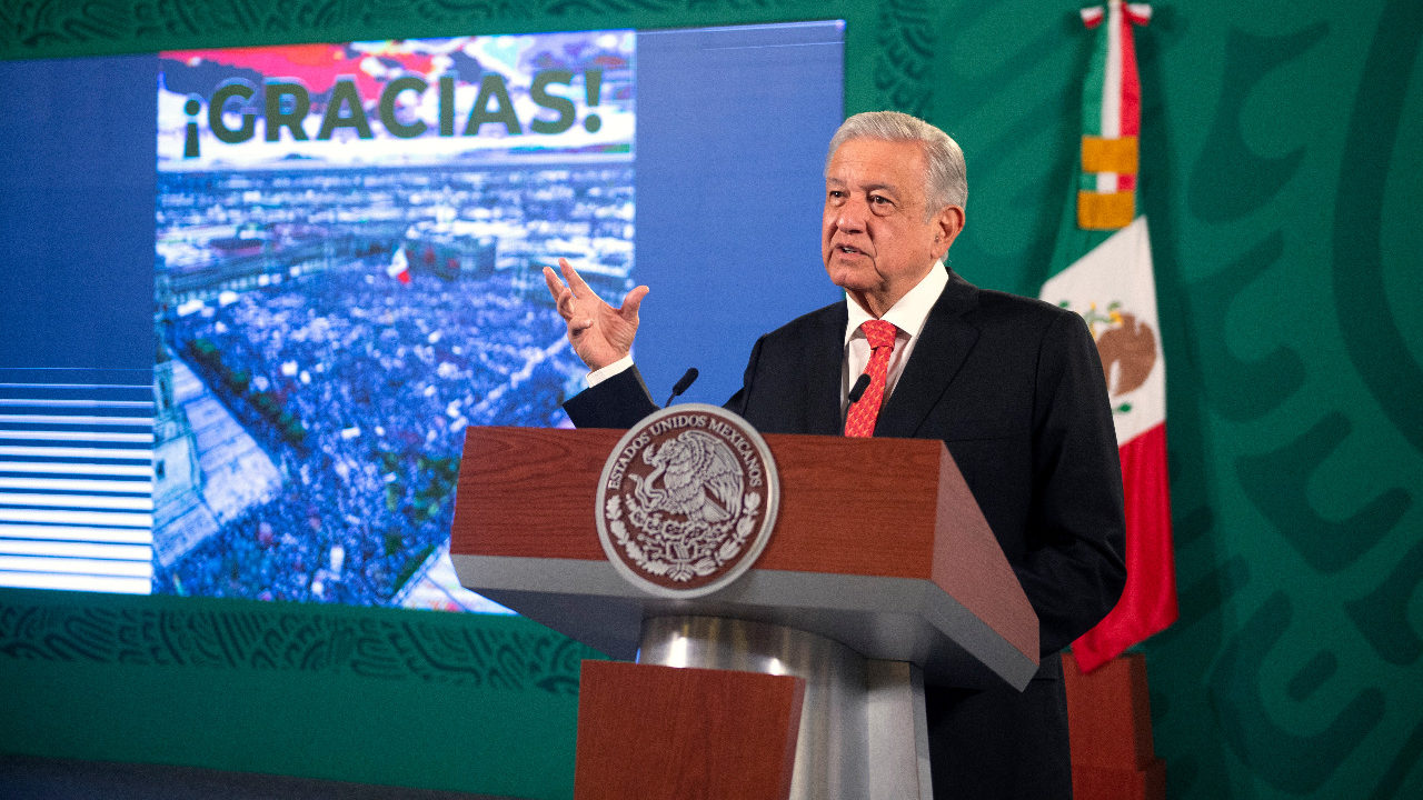 AMLO les sale caro: multan a emisoras por transmitir mañanera en veda electoral