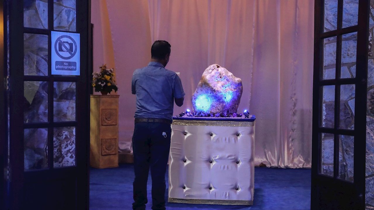 Subastan el zafiro azul ‘más grande del mundo en Dubai: pesa 310 kilos