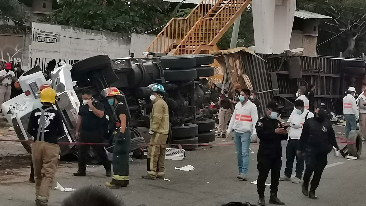 Mueren 49 migrantes por accidente de un camión en el sureste de México