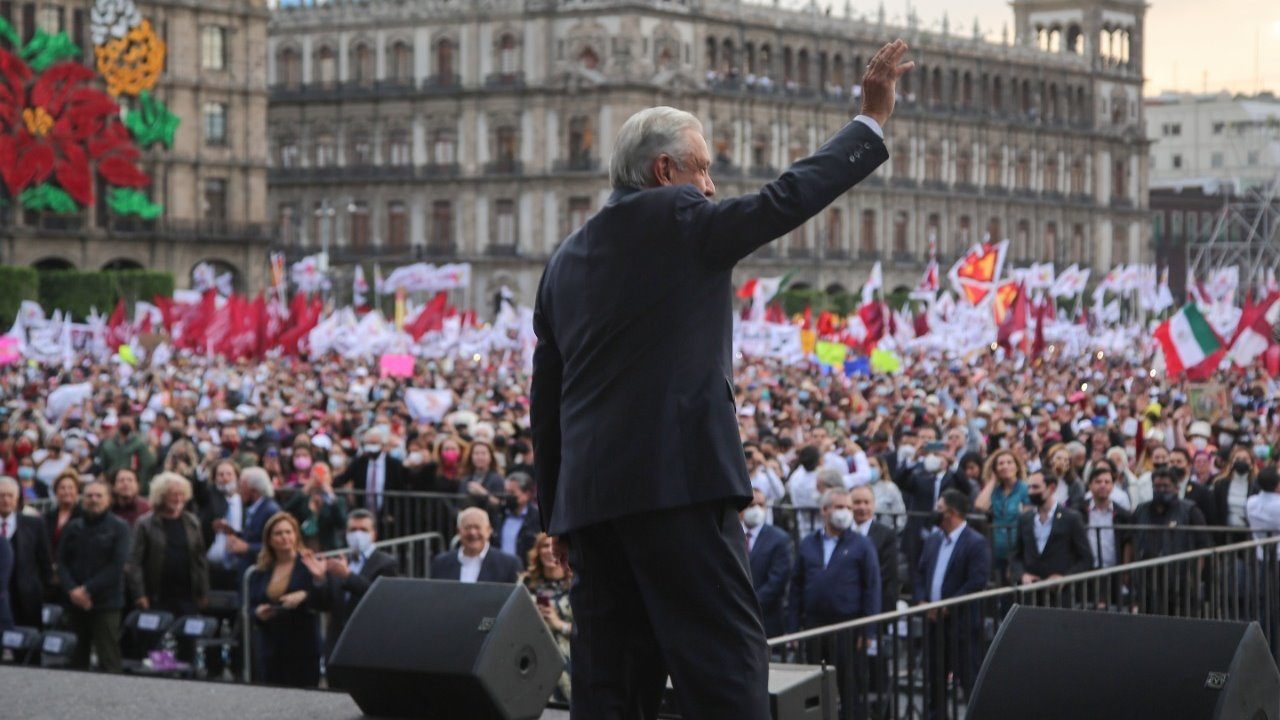 Políticas asistenciales y económicas de AMLO tiran 17% la inversión en México: CEESP