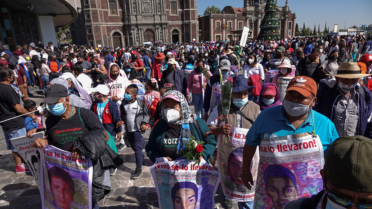 Protestan en la Basílica por 87 meses del caso Ayotzinapa
