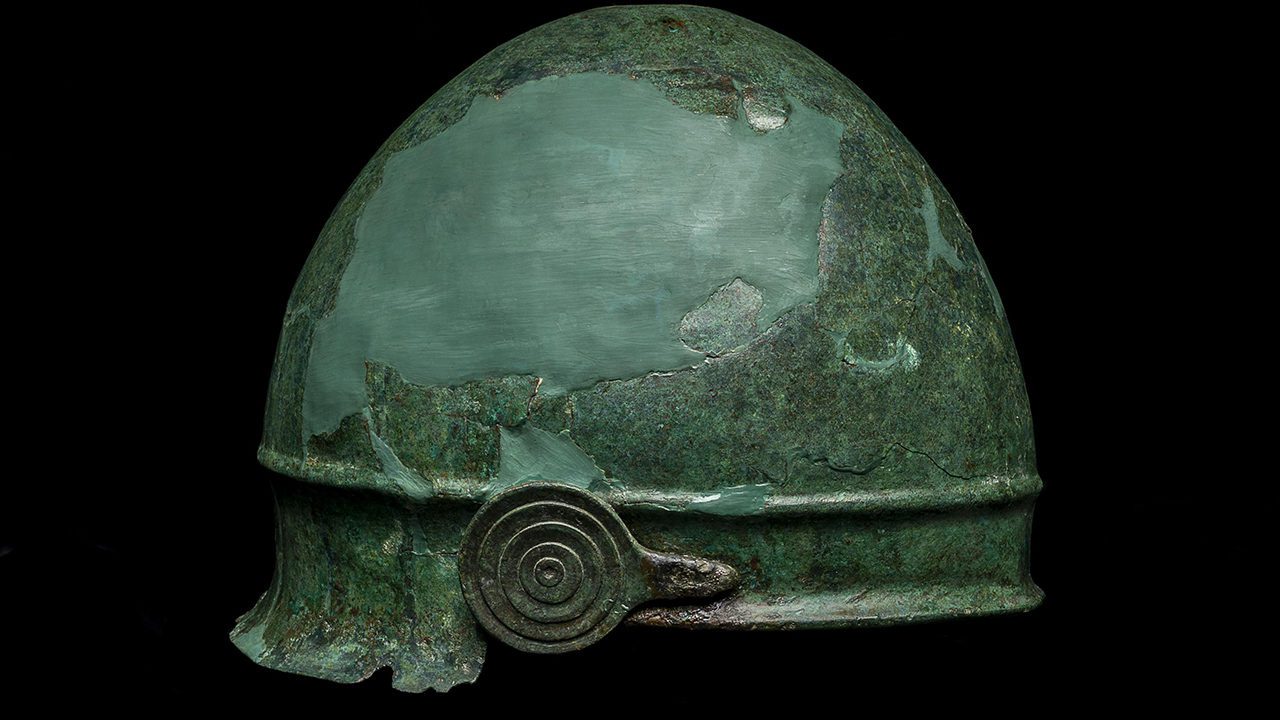 Hallan una rara inscripción en un casco etrusco de más de 2,400 años de antigüedad
