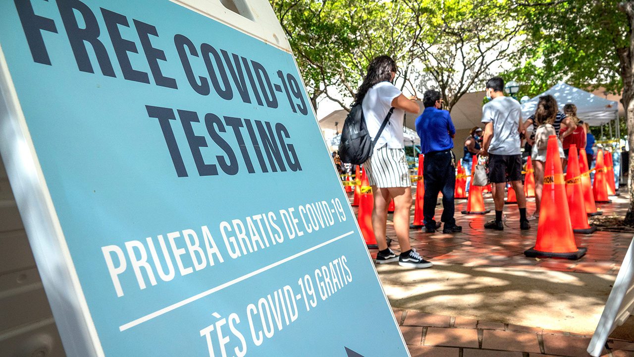 Ómicron supone ya el 95% de los casos en Estados Unidos y los dobla en una semana