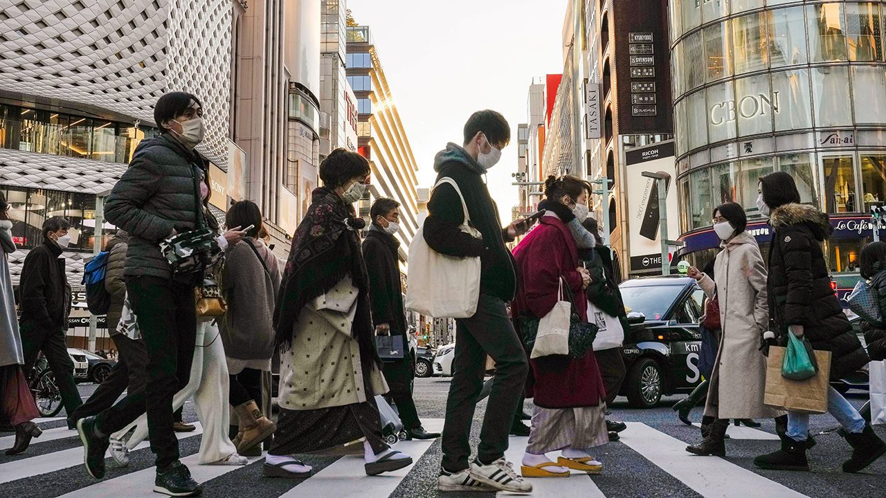 Japón amplía tres semanas las restricciones por Covid-19 en 13 regiones