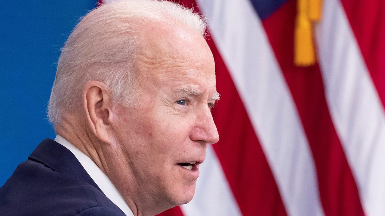 Biden se compromete a superar escasez de pruebas de Covid-19