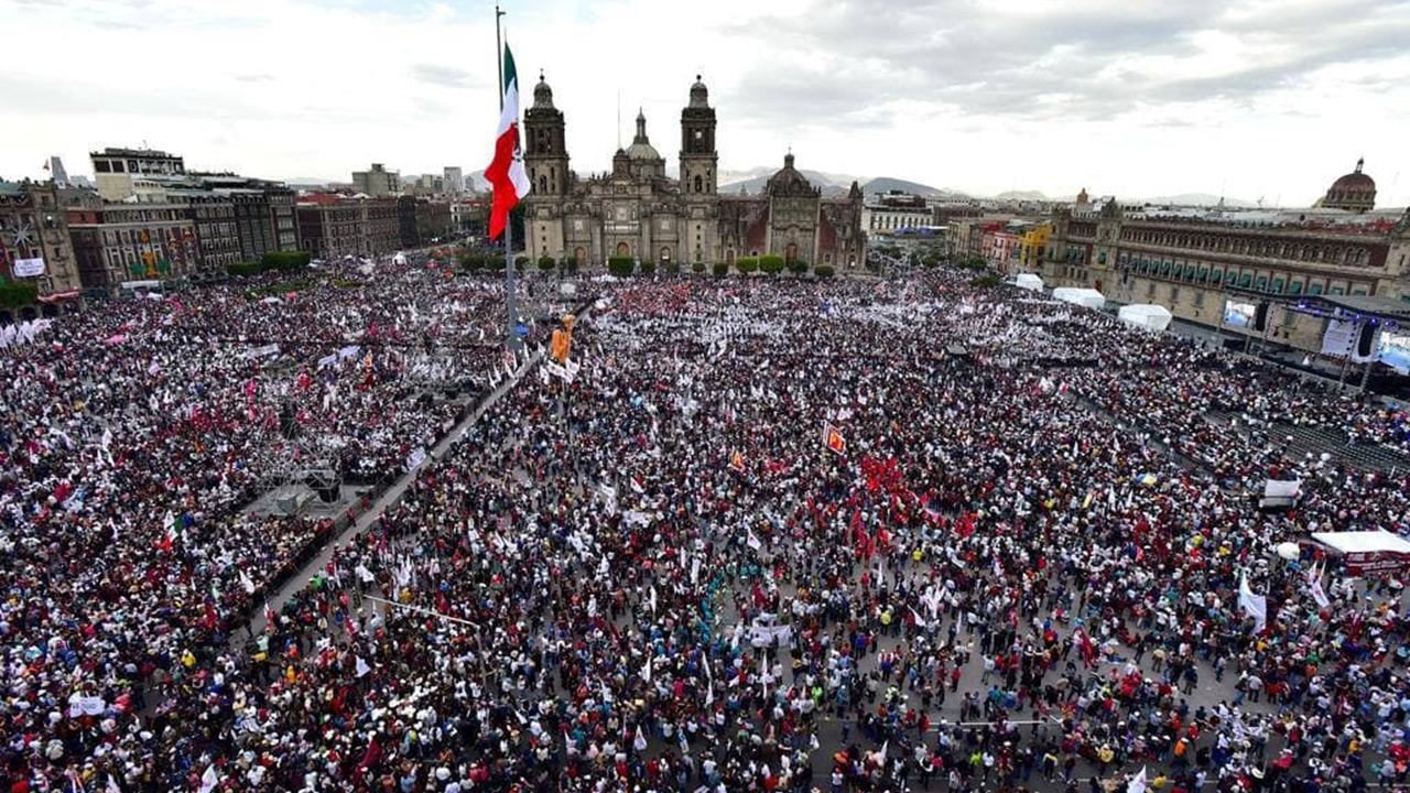 Simpatizantes de AMLO muestran ‘músculo’ con un Zócalo lleno