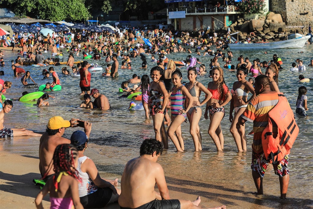 Turistas reciben el año nuevo en la bahía mexicana de Acapulco