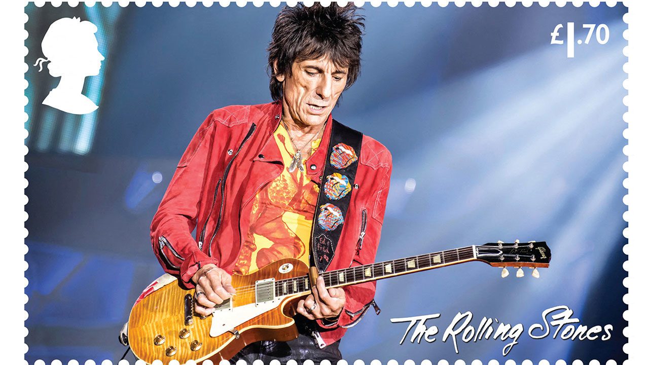 Ronnie Wood celebra sus 50 años en Rolling Stones con una exhibición de guitarras y trajes