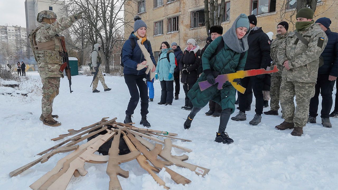 Ataque ruso en Kyiv, Ucrania, deja a 1,330 edificios todavía sin calefacción, según el alcalde