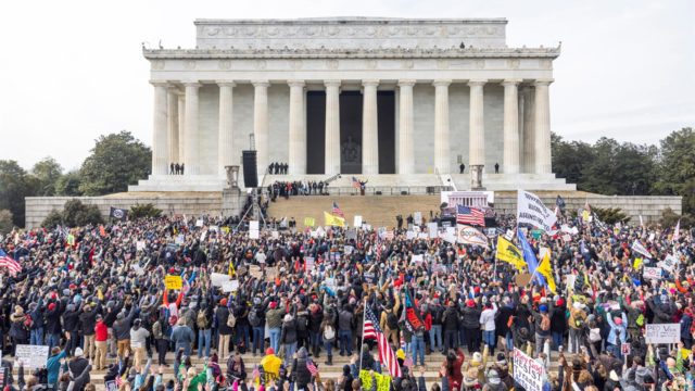 Activistas antivacunas rodean el monumento a Lincoln durante una manifestación. Foto: EFE.