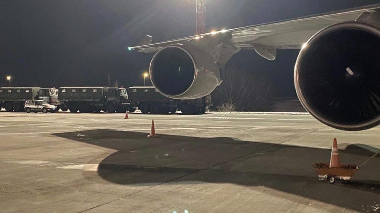 Avión de EU aterriza en Ucrania con 80 toneladas de equipo, armas y municiones