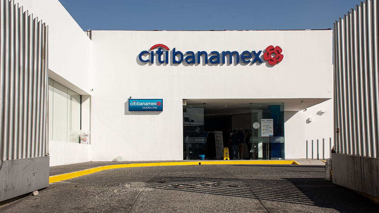 Carlos Slim buscaría comprar Banamex junto a más inversionistas