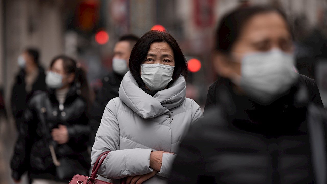 China atribuye brote de infecciones respiratorias a ‘patógenos conocidos’; OMS descarta restringir viajes
