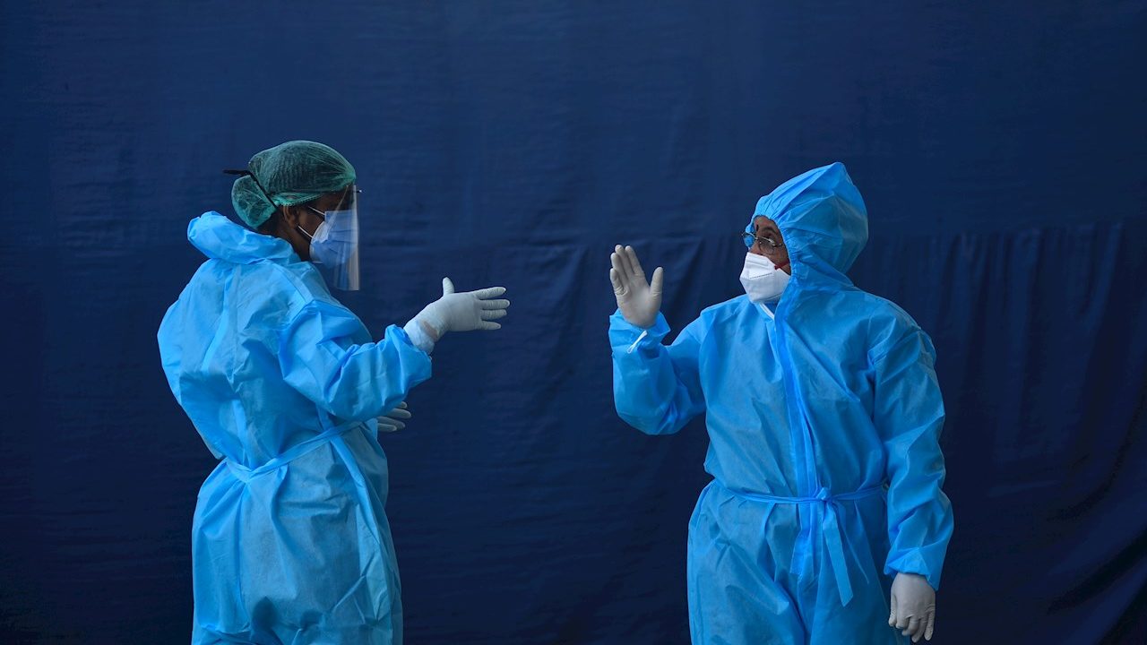 Crecen casos de Covid-19 en todo el mundo, con Ómicron como variante dominante