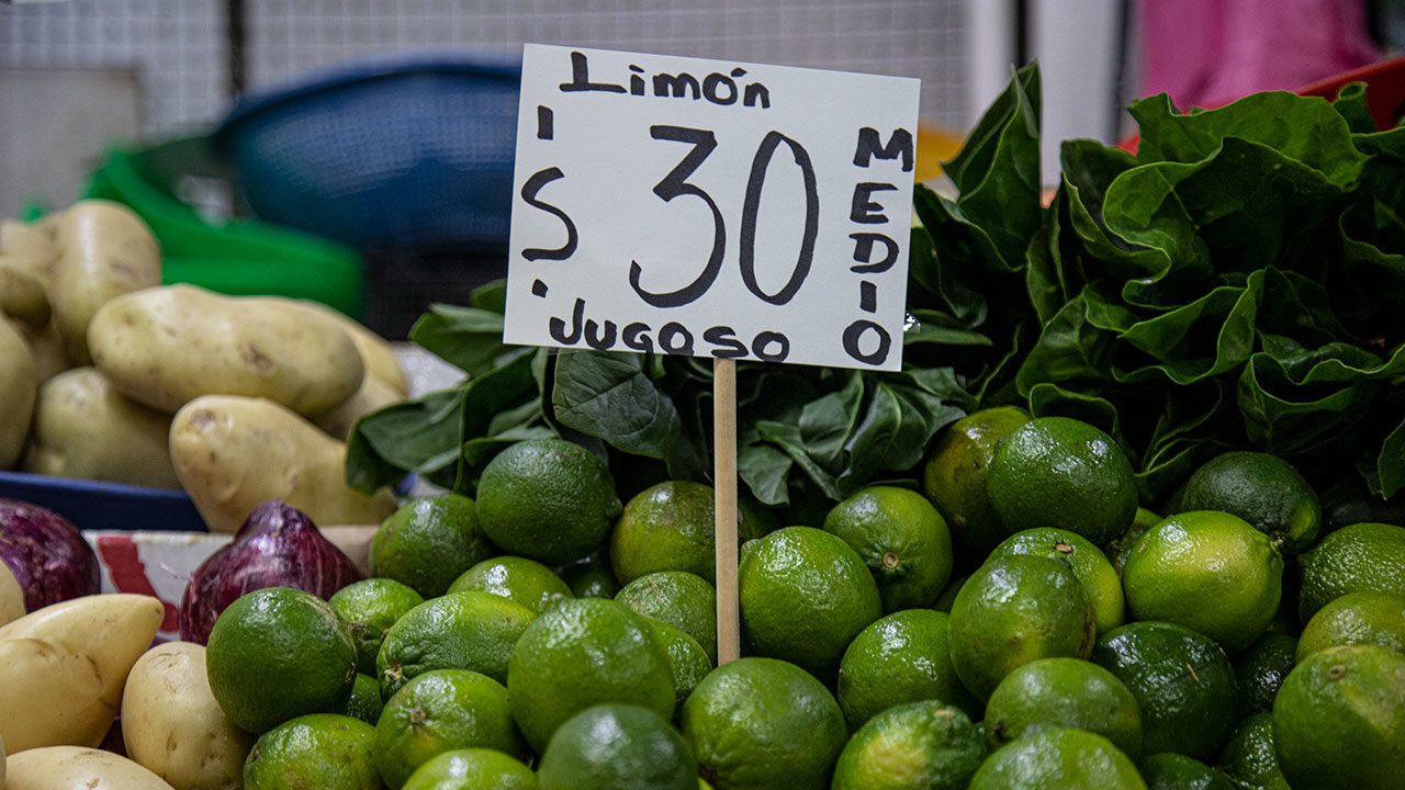Las lluvias y la inseguridad disparan 21% el precio del limón en la última semana