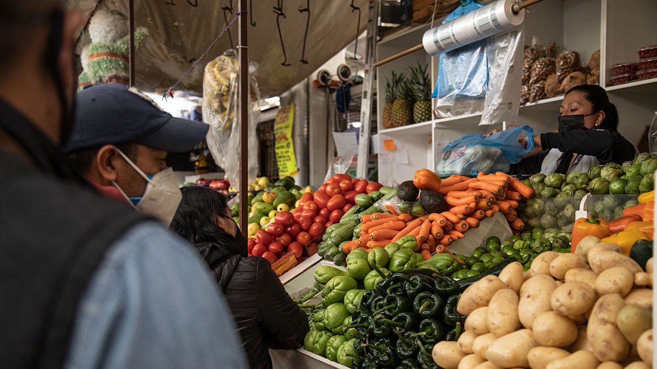 Empresas alimenticias en México se comprometen a no aumentar precios de la canasta básica