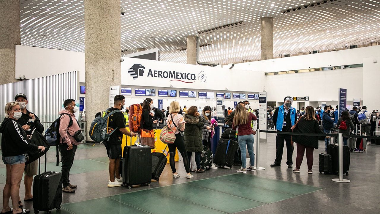 Crisis por falta de tripulaciones pega a vuelos en el AICM, pero achacan cancelaciones al Popo