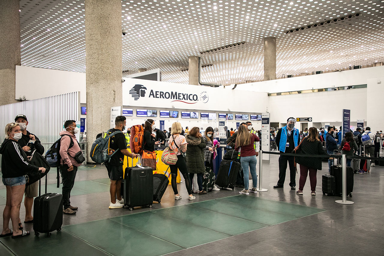Crisis por falta de tripulaciones pega a vuelos en el AICM, pero achacan cancelaciones al Popo