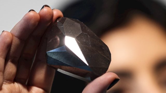 Censo nacional Elevado piloto Subastan diamante negro de 555 quilates, el más grande en su tipo