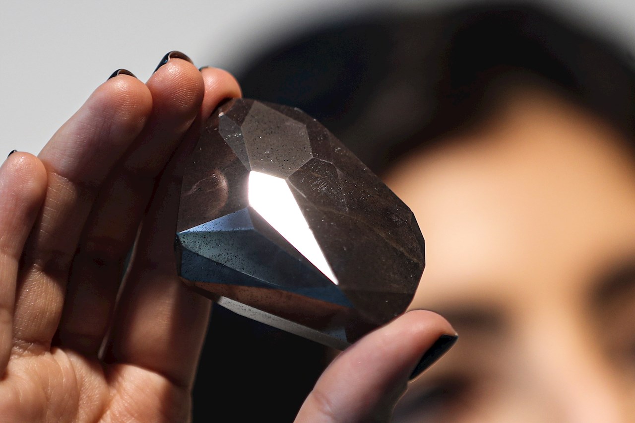 Subastan diamante negro ‘Enigma’, de 555 quilates; es el más grande del mundo en su tipo