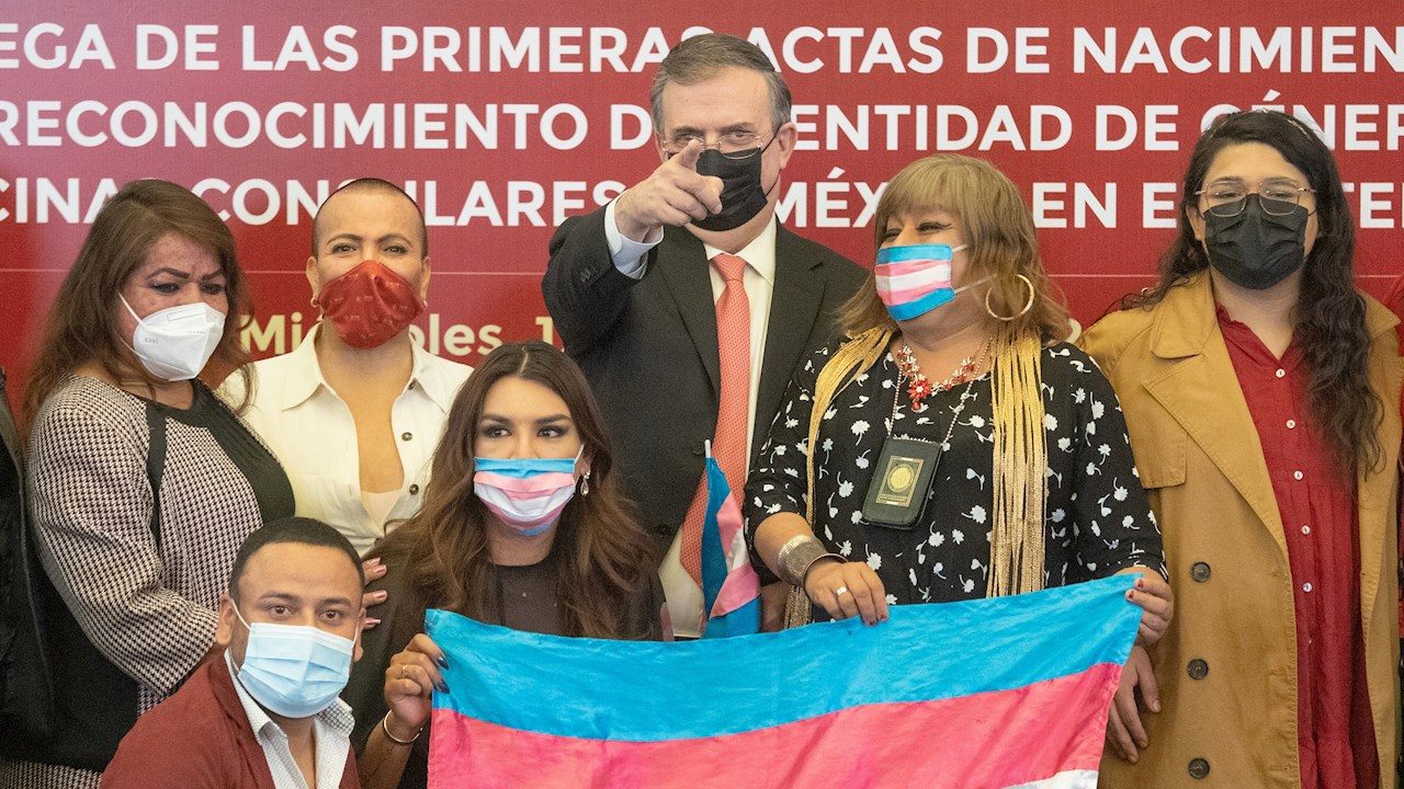 SRE entrega primeras actas de nacimiento a personas trans en el exterior