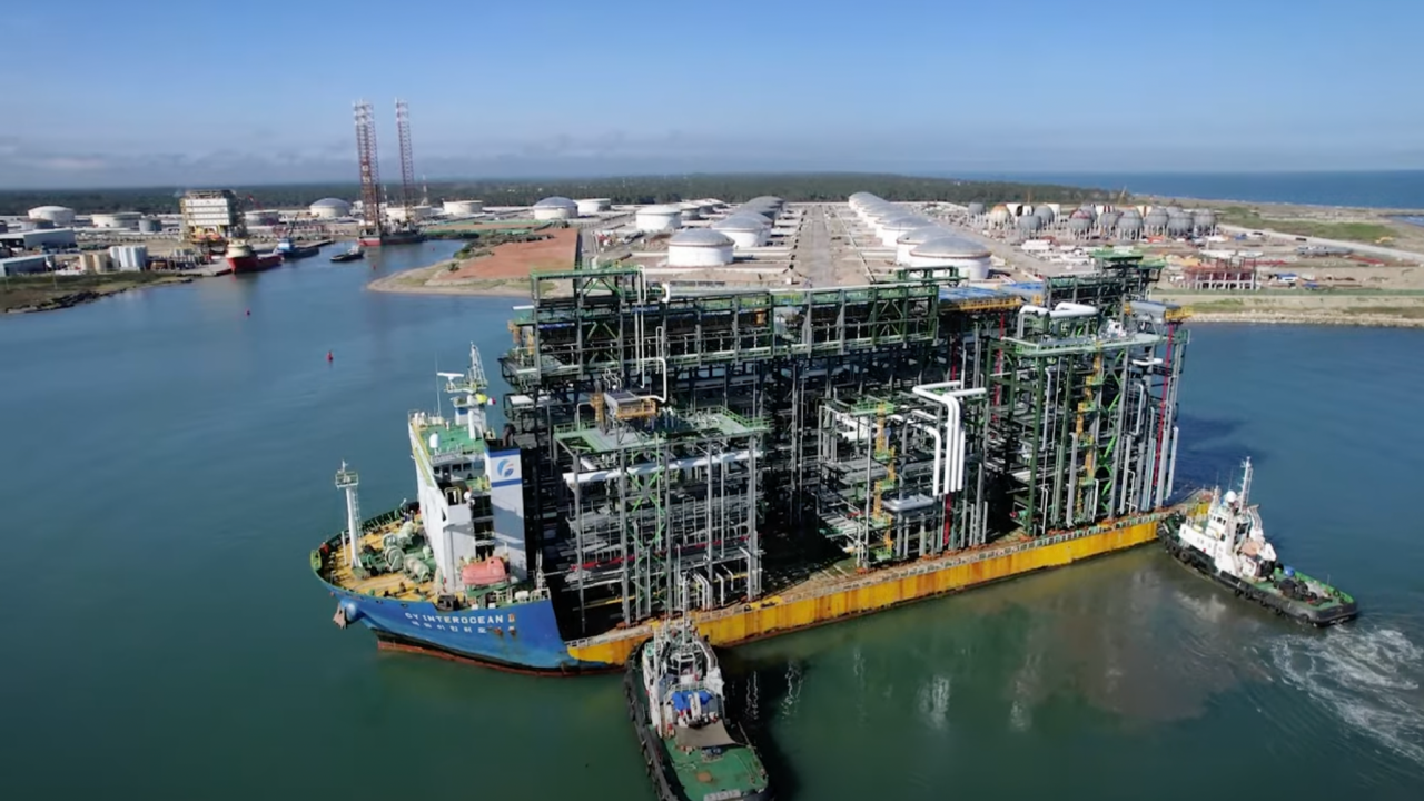 Llegan 15,000 toneladas de equipos para refinería de Dos Bocas; avanza construcción