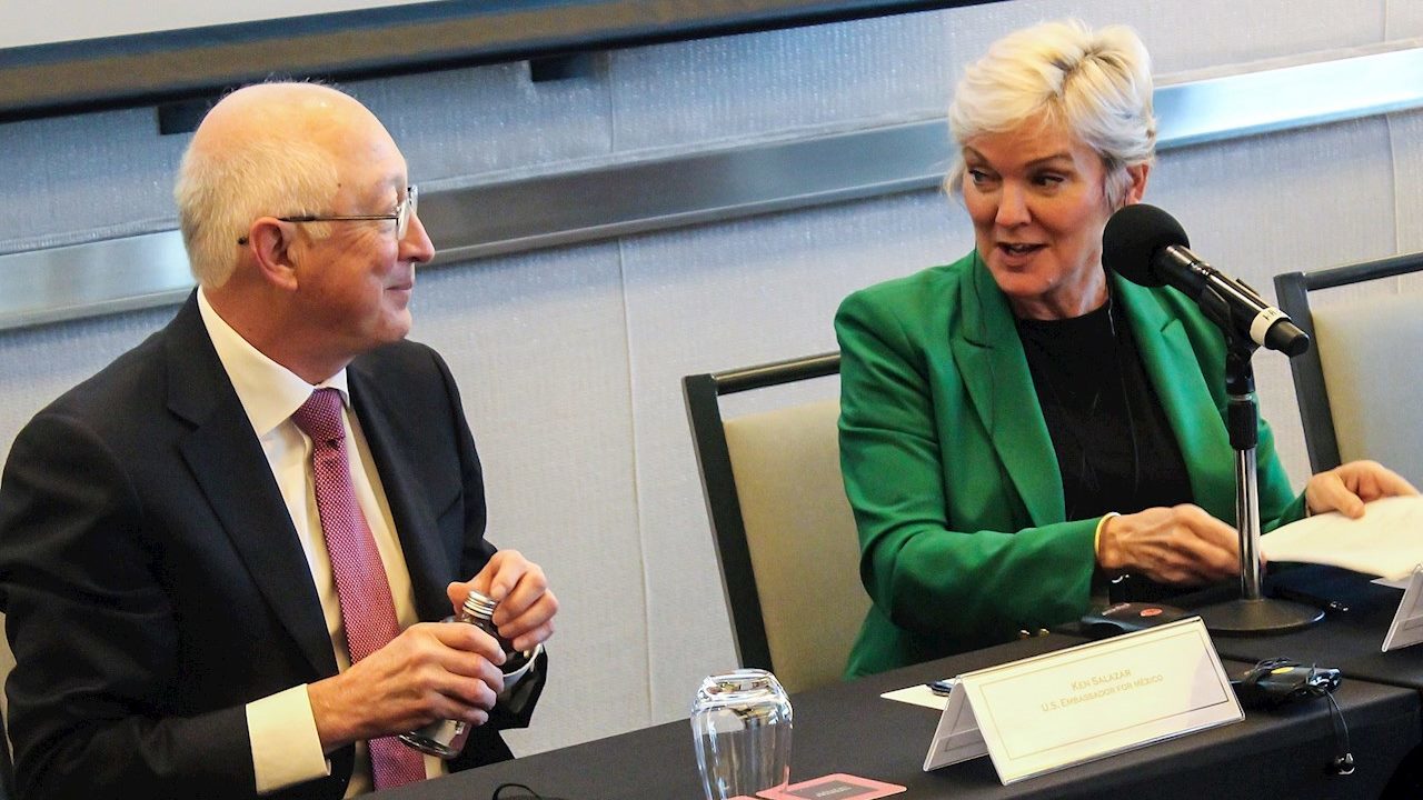 Granholm expresa preocupación de EU por reforma eléctrica; aboga por energía limpia