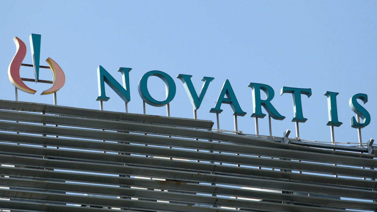 Tratamiento anticovid de Novartis muestra resultados positivos en ensayos
