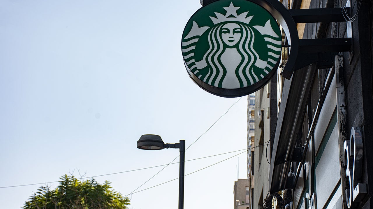 Sindicato de Starbucks convoca huelga en EU por decoración en el mes LGBT
