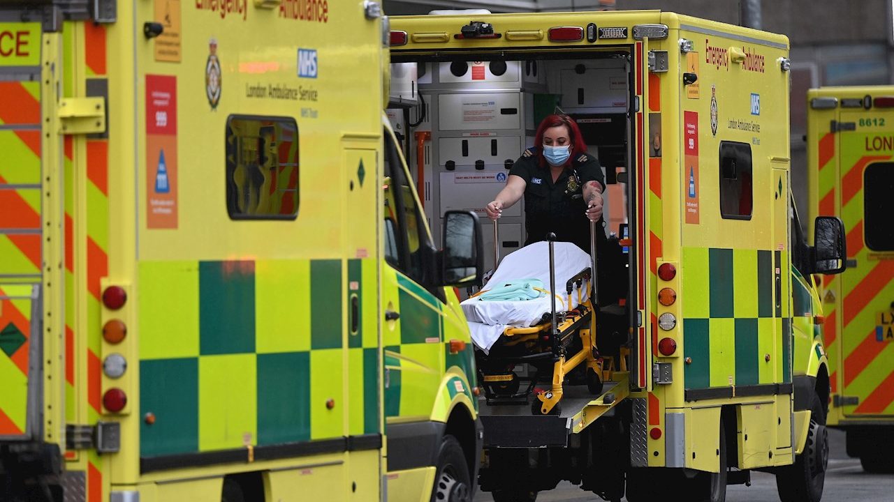 Boris Johnson admite presión en hospitales del Reino Unido por Ómicron