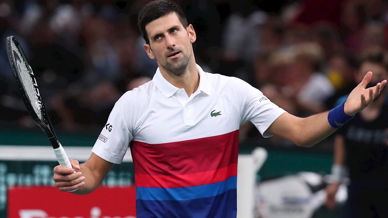 Djokovic llega a Wimbledon con protección en la rodilla