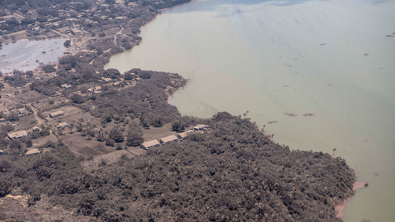 La ayuda por fin llega a la devastada Tonga; se espera barco con suministro de agua