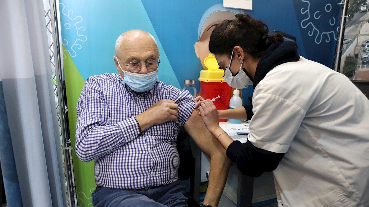 Expertos en Israel recomiendan cuarta dosis de vacuna para adultos