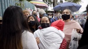 Pacientes buscan cita de especialidad en La Raza. Foto: Oswaldo Ramírez.