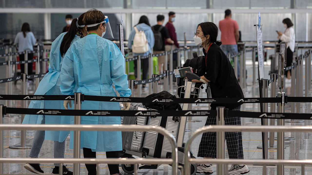 China suspende más vuelos por Covid-19; Shanghái frena actividad turísticas