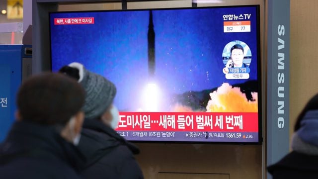 Corea del Norte dispara dos misiles; advierte de medidas por sanciones de EU