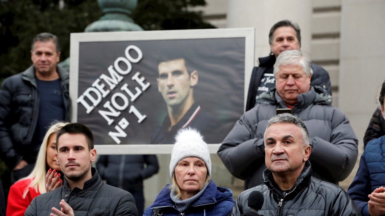 Djokovic espera la decisión de la justicia para jugar el Abierto de Australia