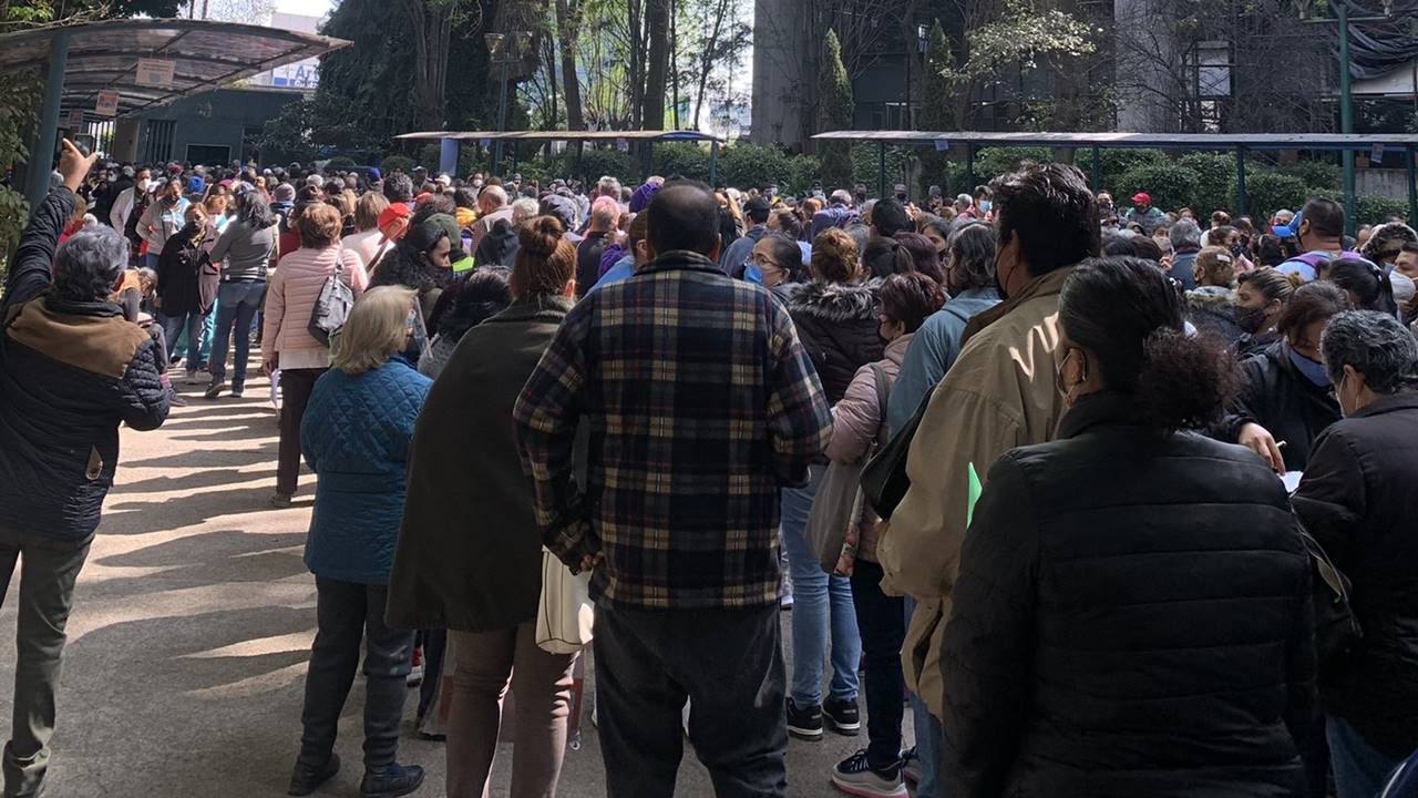 Hospital La Raza registra largas filas para consulta externa