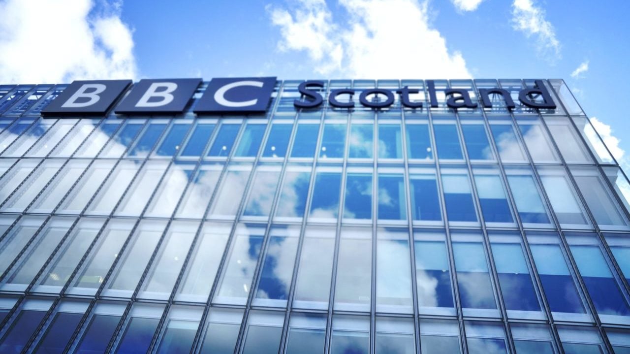 Reino Unido congela financiamiento a la BBC
