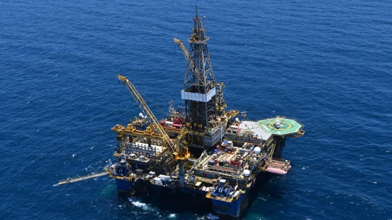 CNH investiga a Pemex por quema de gas en otro campo petrolero gigante