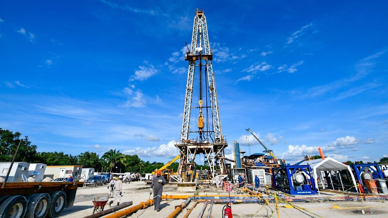 Precios de crudo siguen impulsando a Pemex: gana más de 131,000 mdp